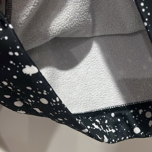 UNDER ARMOUR BOYS OR GIRLS BLACK AND WHITE HOODIE - Picture 5 of 5